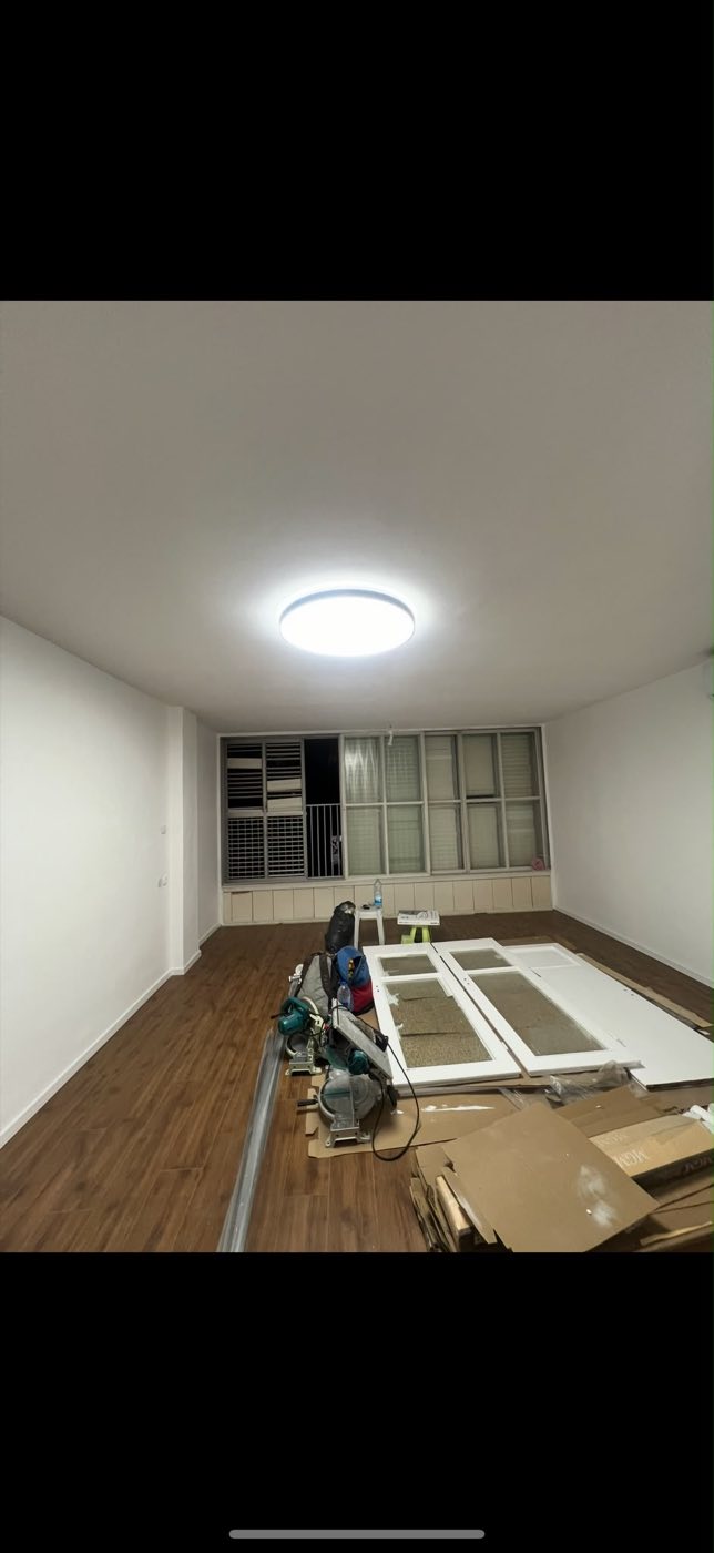 אותו חלל לאחר שיפוץ – ריצוף פרקט חדש, קירות נקיים ותאורת תקרה